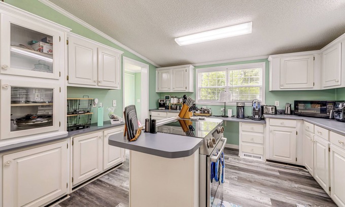 Sneads Ferry Cottage | 7 Mi to Beach! Sneads Ferry Family Home w/ Hot Tub