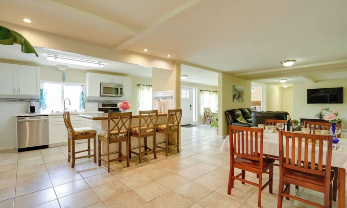 Kalihi Valley House | 7 Mi to Waikiki: Airy Retreat Near Shops & Eats!