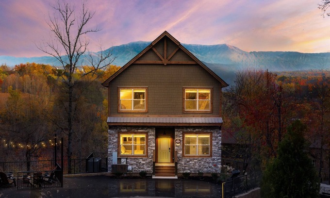 Pigeon Forge Cabin | 7 min to Dollywood|Mtn View|Indr Pool|Theater|Game Rm