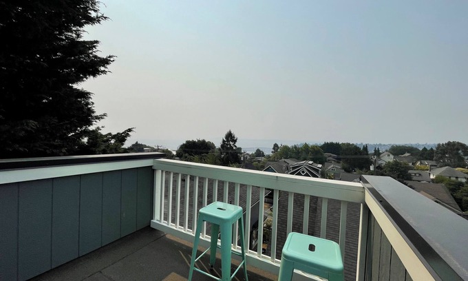West Queen Anne Apartment | 7 min to downtown! Retreat for 2 on Queen Anne Hill w/Rooftop Deck & Ocean View.