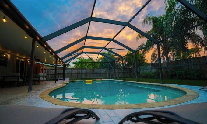 Coral Ridge Isles House | 7 mins to beach! Pool+Sauna+Outdoor games