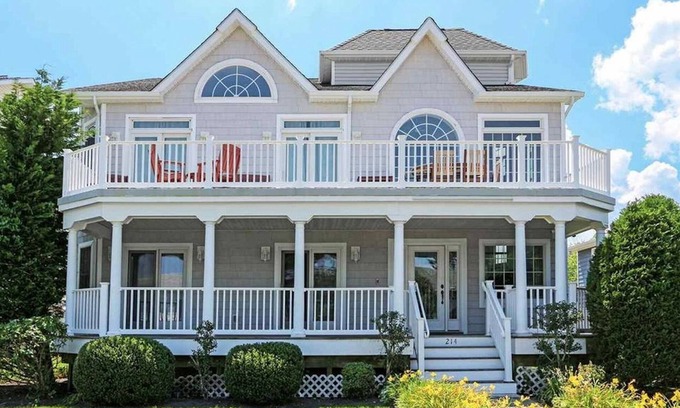 Brigantine House | 7 minute walk to beach, sleeps 12, great for families!