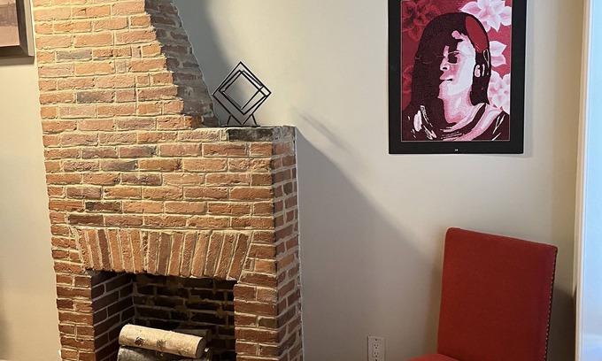 Downtown Baltimore House | 7 minutes from Baltimore Inner Harbor! Cozy & Chic Rowhome with a Fireplace!