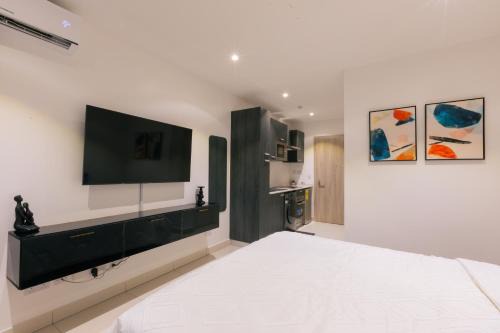 Accra Apartment | 7 Minutes from the Airport - Chic Studio