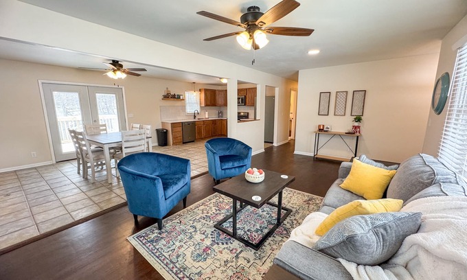 Kansas City Other | 7 minutes to shopping and entertainment. Quiet farmhouse close to city w/pool.