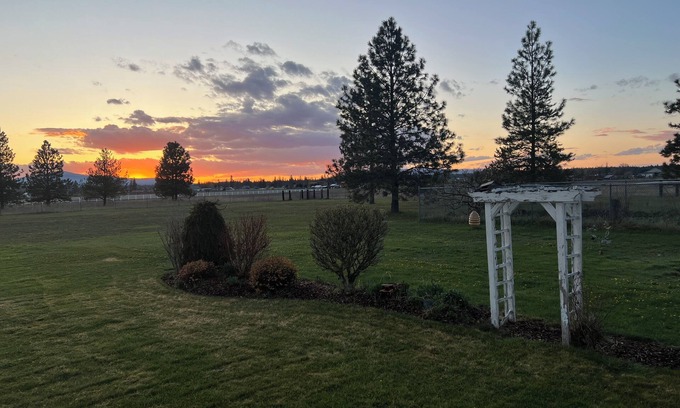 Athol Cottage | 7 minutes to Silverwood 3-bedroom cottage AC, WiFi, Hot Tub, Pool Table