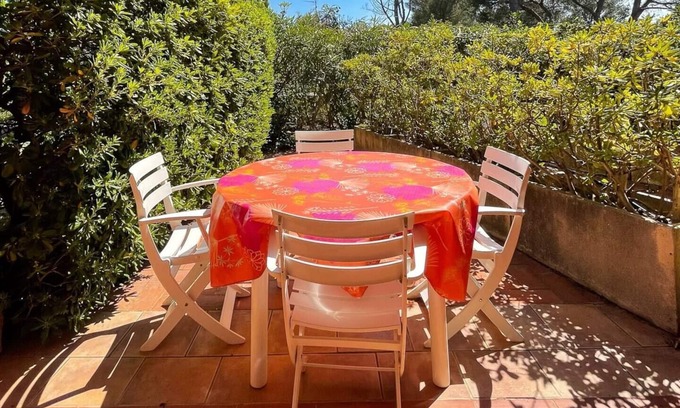 Saint-Raphael Apartment | 7 mn walk from the Peguiere beach, garden level in a green setting