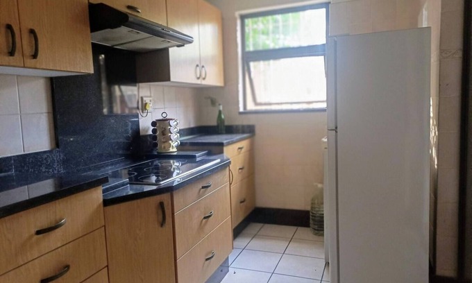 Bedfordview House | 7 on School - cozy guesthouse close to airport