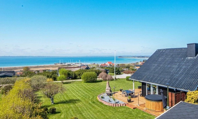 Skødshoved Strand House | 7 person holiday home in Knebel