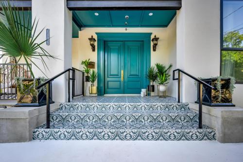 West End House | 7 Private Suites Sleeps 25 Walkable to SXSW
