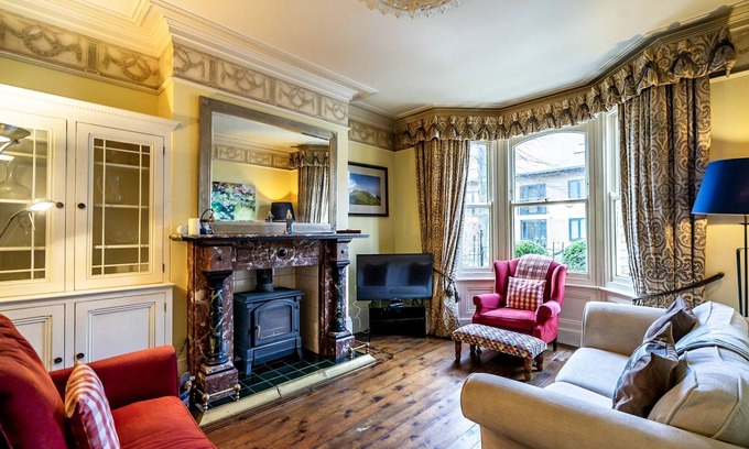 York House | 7 St John's Crescent - a family break that sleeps 6 guests in 3 bedrooms