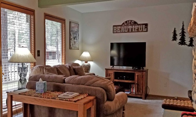Sunriver House | 7 Tumalo-Sunriver, Oregon: Hot Tub, BBQ, WiFi, SHARC Aquatics, Tubing Hill, Mt. Bachelor, Golf, Deschutes River, Tennis, Bike Paths
