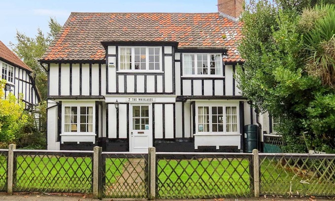 Thorpeness Apartment | 7 Whinlands - sleeps 10 guests in 5 bedrooms