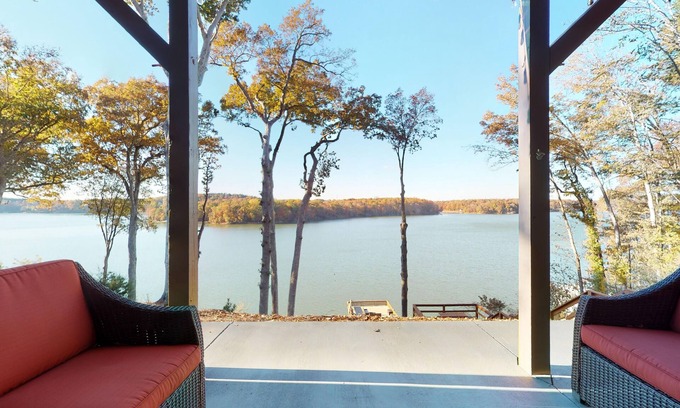 Dixie - Berryhill House | 7 yr old Home In Charlotte On Main Channel Of Lake Wylie/Pickleball courtn