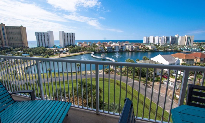 Destin Condo | 702 | Pools + Hot Tubs + Tiki Bar/Grill!