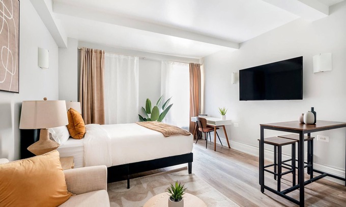 Lincoln Square Apartment | 73-410 Luxury 24 DM New Studio UWS Gym Laundry