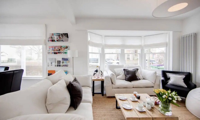 Hythe House | 74 By The Sea - *Stunning* Scandi-Coastal Home!