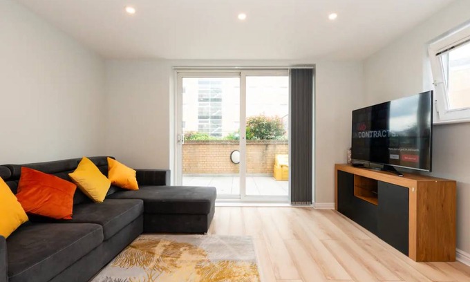 Feltham West Apartment | 74 m² Apartment ∙ 2 bedrooms ∙ 4 guests