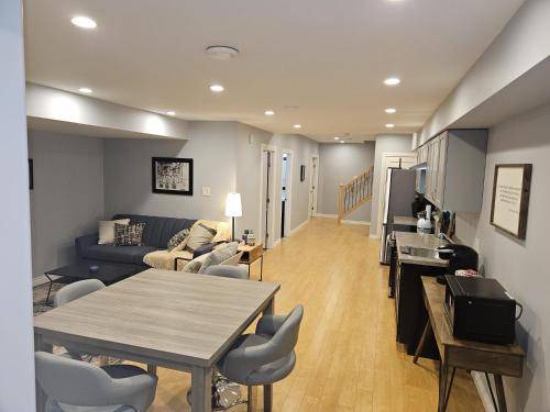 North Central Edmonton House | 74 m² House ∙ 1 bedroom ∙ 3 guests