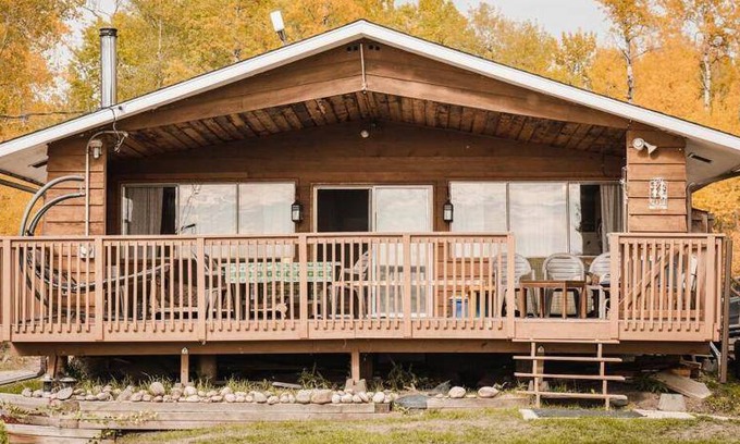 Parkland County House | 74 m² House ∙ 2 bedrooms ∙ 7 guests