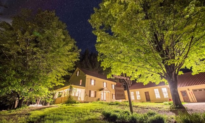 Intervale House | 76 RT 16A · Pumpkin Hollow House/HotTub/Prvt Brook/Large Yard
