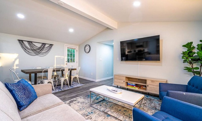 Huntsville House | 7707 Bailey Cove Rd MTR · Bailey Cove Bungalow/Fiber Wi-Fi/4 Beds