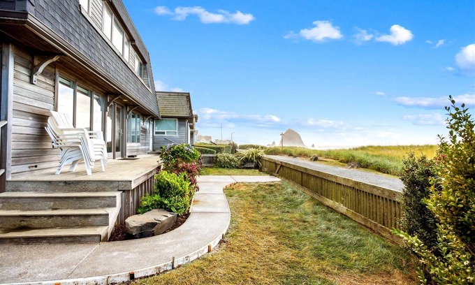 Downtown Cannon Beach House | 777 Ocean - Beachfront! - Beachcomber Vacation Homes