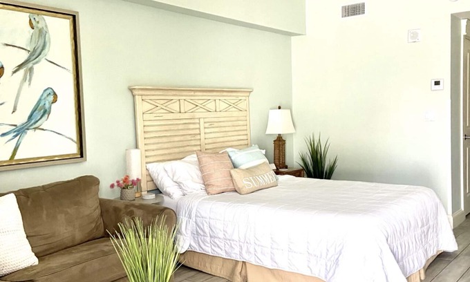 Baytowne Wharf Apartment | 79.00 a per night in March ! Beautifully updated, Walk to dining-LARGE BALCONY!