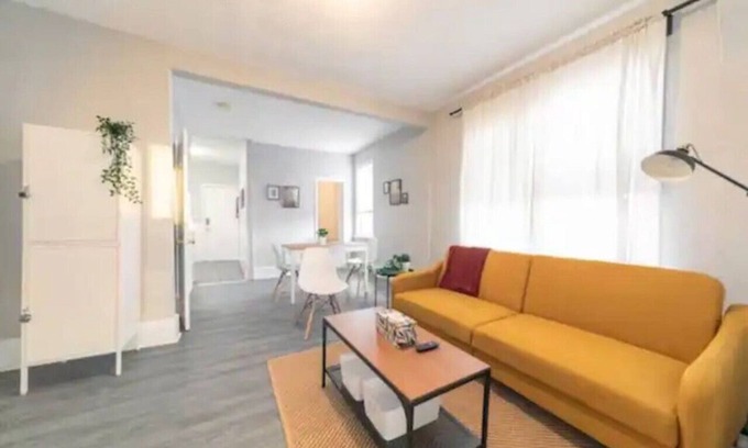 South Central House | 7Bd Spacious Home in Walkerville With Parking