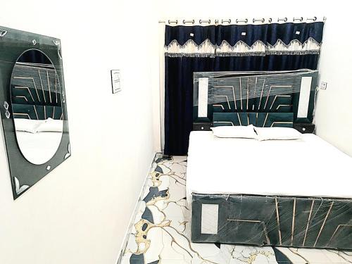 Varanasi House | 7BHK FLATS AC & NON AC ROOMS in KASHI VISHWANATH JYOTIRLING The Sacred Stay APARTMENT