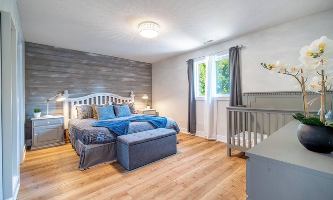 Collingwood Ski Chalet | 7BR Chalet w/Sauna&Hot Tub—2 Mins to Blue Mountain!