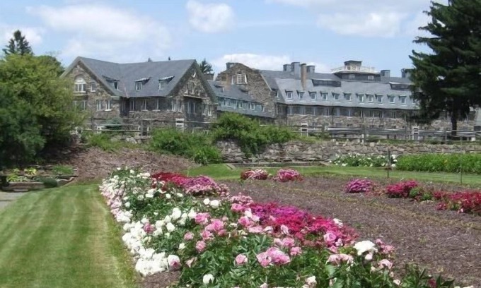 Skytop Cottage | 7BR Pocono home on Skytop property with access to many resort activities/dining