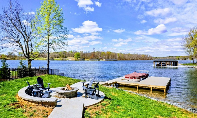 Mineral House | 7BR Private Cove Lakefront Lake Anna Beach & Dock