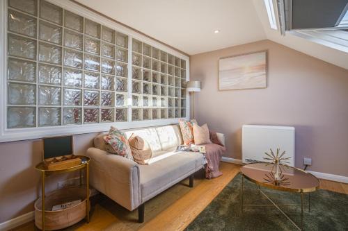 Shepherd's Bush Apartment | 7even Clouds Oasis- Stylish Apartment Near Westfield