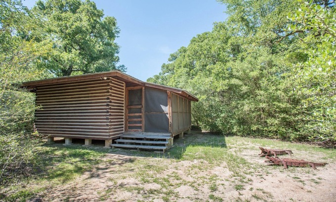 Wellborn Cabin | 7F Lodge - Batts Ferry Cabin w/Breakfast - Log Cabin w/Jacuzzi Tub and Fire Pit