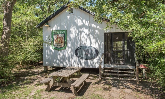 Wellborn Cabin | 7F Lodge - Sugar Shack It's a Juke Joint, Baby w/Jacuzzi Tub and Breakfast