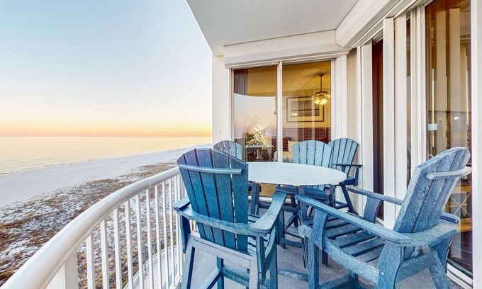 Ono Island Condo | 7th Floor Airy Condo, On-Site Pool & Hot Tub, On The Beach