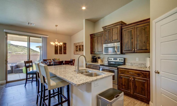 Hurricane House | 7th Heaven by KABINO Sand Hollow 5 mins Zion 35 mins Garage Extra Trailer Parking Satellite Games WiFi Bunk Beds Air Conditioning