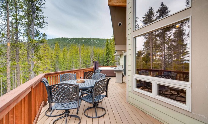 Fairplay House | 7th Night FREE! On Hiking Trails|Big BBQ Deck|Fenced Yard/Dog Run|Hot Tub|Game Room|Wildlife|Garage