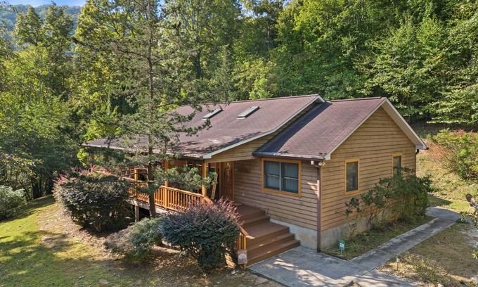 Hayesville House | 8 Acre Forest Sanctuary Cabin w/Sauna - Near Lake Chatuge in Hayesville.