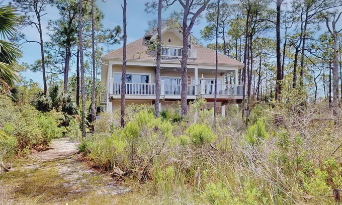 East End House | 8 ACRE Private Bayfront Estate! Bring the Pets! Fishing Pier, Dock, Free Beach Gear, 5BR/4.5BA "Acres of Willow Pond"