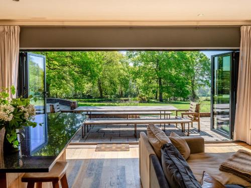 Crowborough House | 8 Bed in Crowborough 92858