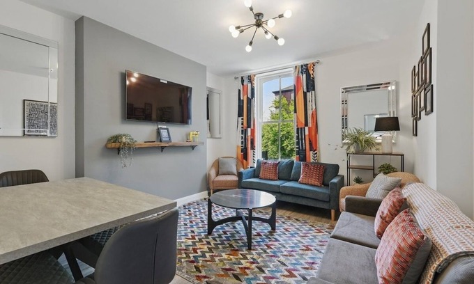 Queens Quarter Apartment | 8 bedroom 4 bathroom + 4x parking | StayByNumbers.