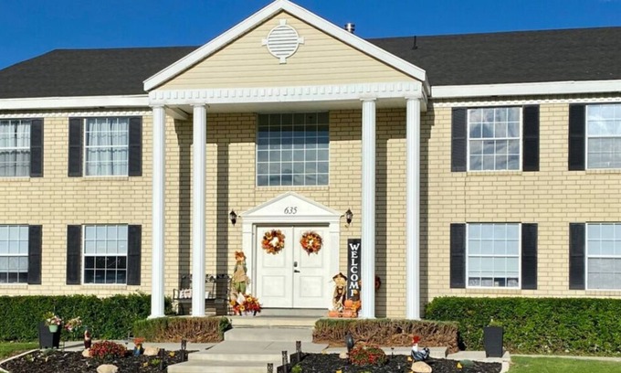 Orangeville House | 8 Bedroom 6 Bathroom home with kitchen, dining room area and lounge.