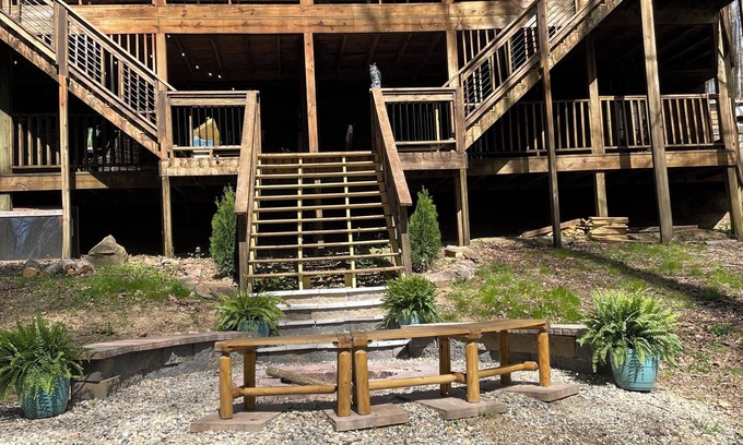 Stanton Cabin | 8 bedroom cabin in the woods! Big enough for the whole family.