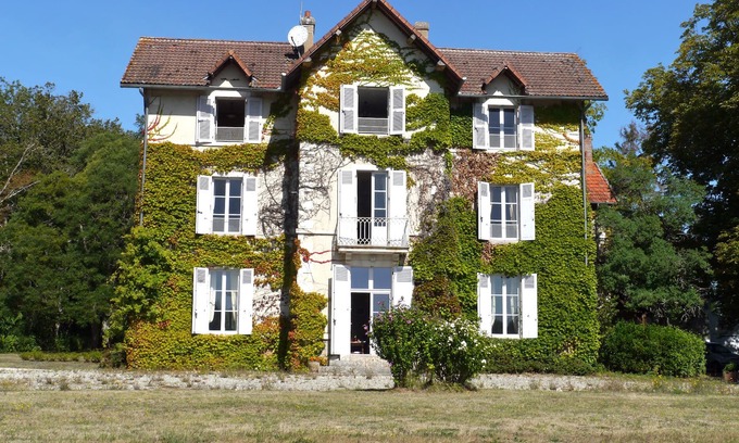 Belabre House | 8 bedroom Former hunting lodge with pool set in peaceful countryside ...