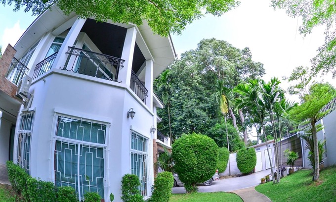 Na Chom Thian Villa | 8 Beds Tawanron Villa with private pool.