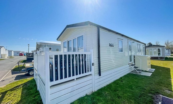 Hopton House | 8 berth caravan with decking and WiFi at Broadland Sands Park ref 20064CF