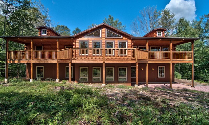 White Haven Cabin | 8 BR 4 BA SECLUDED 4000 SF. BACHELOR PARTIES/REUNIONS HOT TUB/WIFI! Sleeps 26!