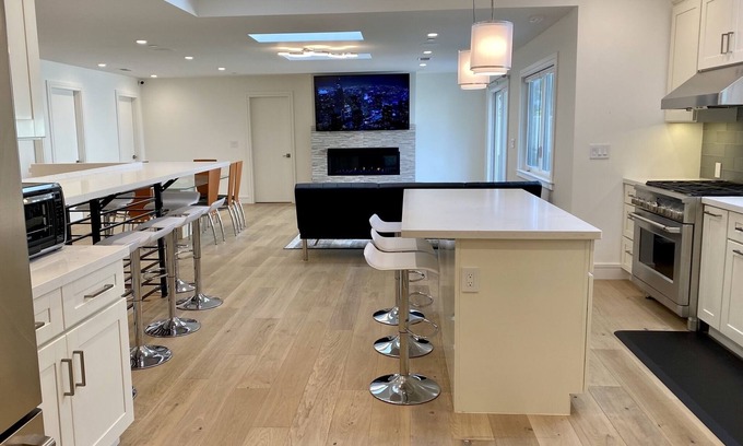Baywood - Aragon House | 8 BR 8 bath, Great for Groups/Retreats, Complete New Renovation, Walk Downtown